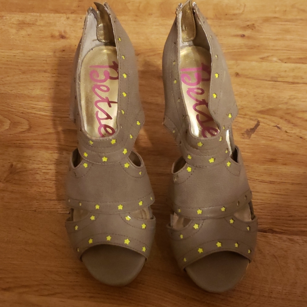 Betsey Johnson stiletto high heels Taupe size 8